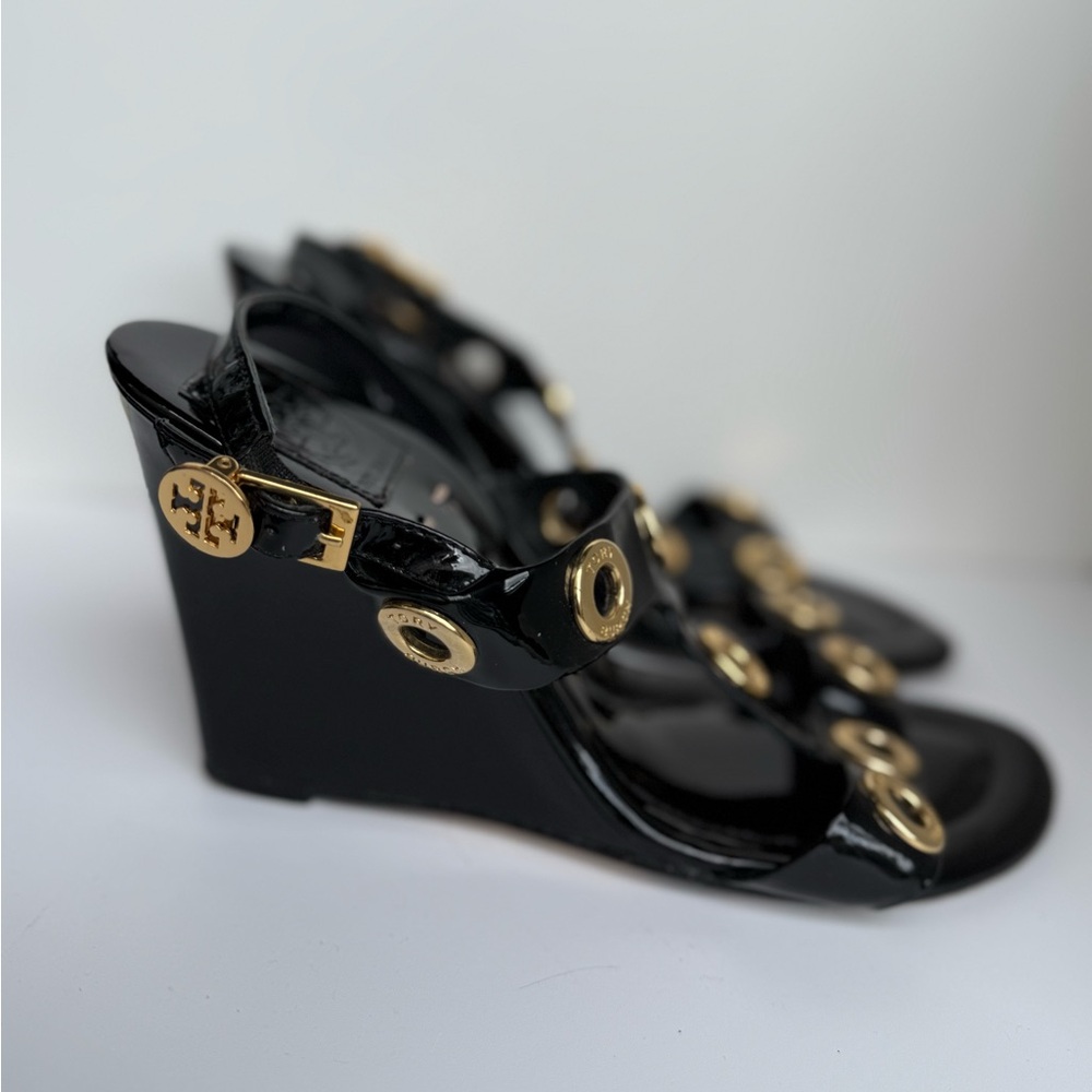 TORY BURCH Kathryn Black Patent Leather Gold Rivet Wedge Heel Sandals Size 7.5 - Picture 9 of 16